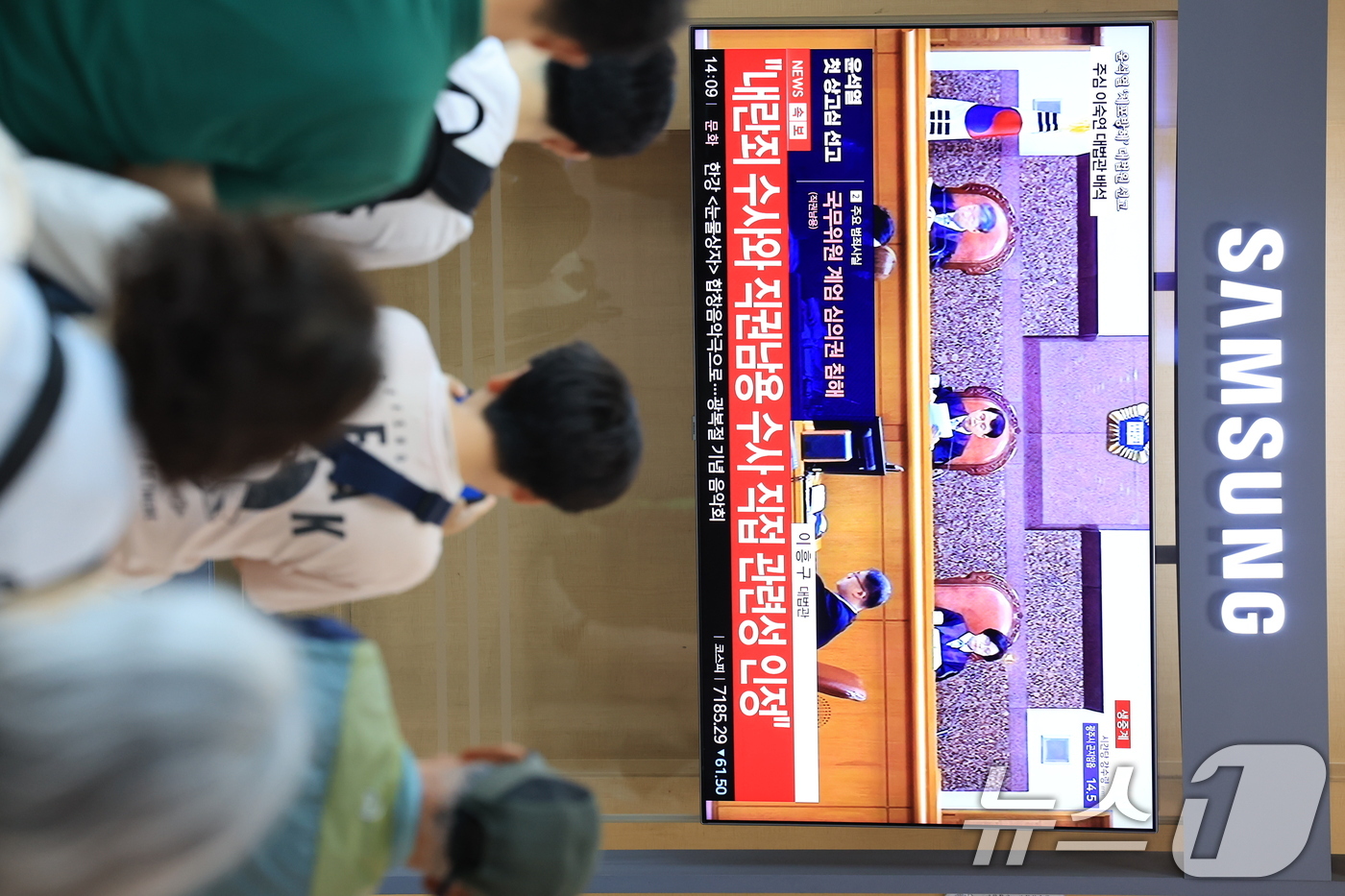 (서울=뉴스1) 이호윤 기자 = 9일 서울 중구 서울역 대합실에서 시민들이 윤석열 전 대통령의 고위공직자범죄수사처 체포방해 등 혐의 사건 상고심 선고 생중계를 지켜보고 있다.이번 …