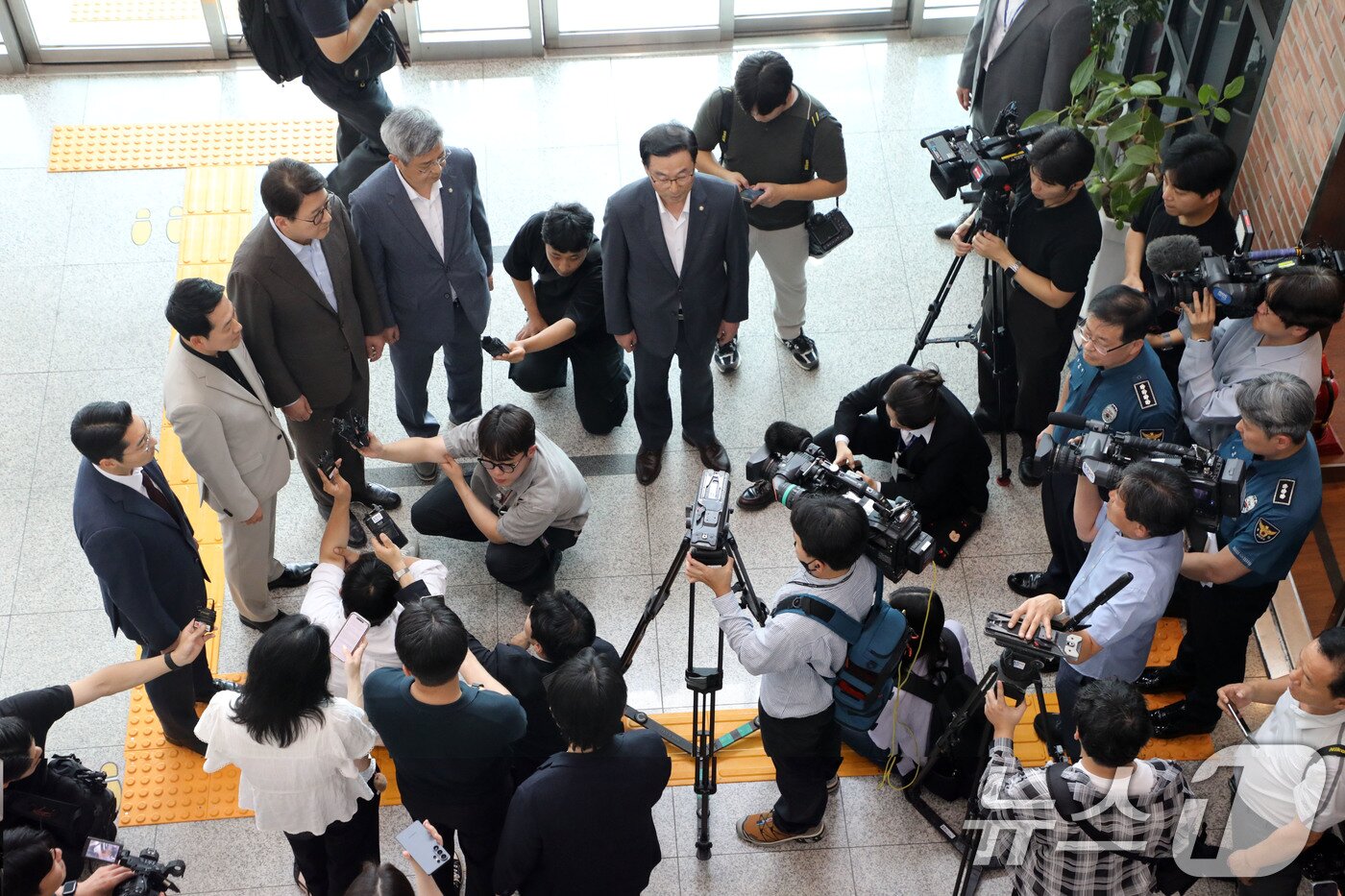 본문 이미지 - 장동혁 국민의힘 대표와 지도부가 9일 장윤기 살인사건과 관련해 광주경찰청장을 면담하기 위해 전남광주 광주경찰청을 찾았으나 출입이 가로막혔다. 장 대표와 지도부가 경찰에 항의하고 있다. 2026.7.9 ⓒ 뉴스1 이수민 기자