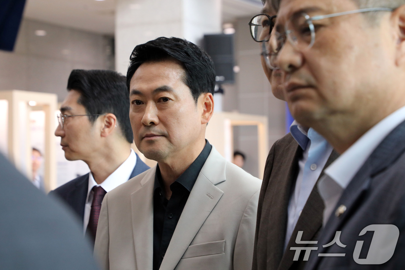 (광주=뉴스1) 이수민 기자 = 장동혁 국민의힘 대표와 지도부가 9일 장윤기 살인사건과 관련해 광주경찰청장을 면담하기 위해 전남광주 광주경찰청을 찾았으나 출입이 가로막혔다. 장 대 …