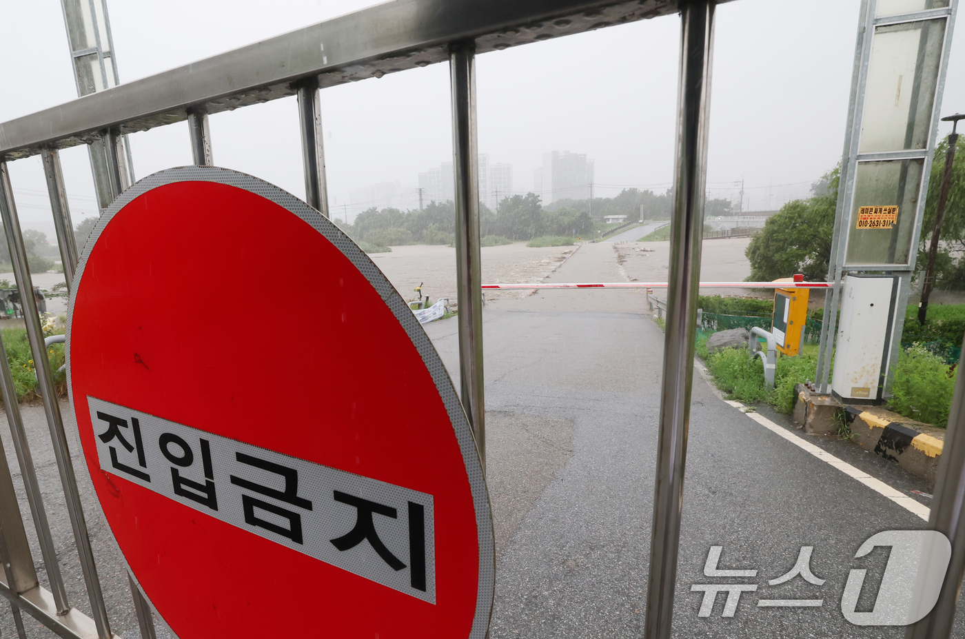 (오산=뉴스1) 김영운 기자 = 수도권에 많은 비가 내린 9일 경기 오산시 오산천 잠수교가 집중호우로 인해 통제되고 있다. 2026.7.9/뉴스1