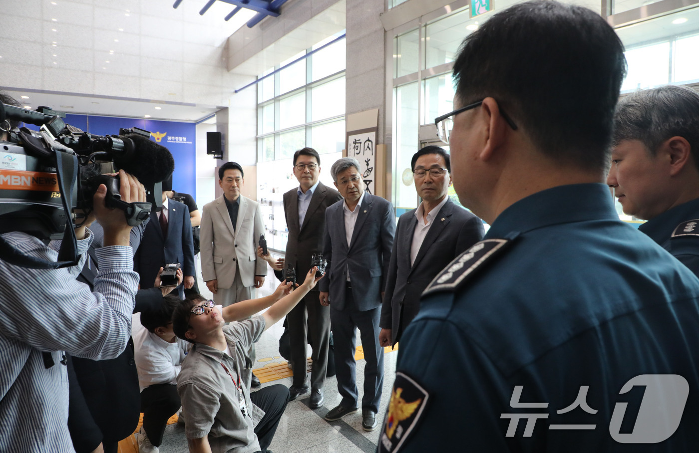 (광주=뉴스1) 이수민 기자 = 장동혁 국민의힘 대표와 지도부가 9일 장윤기 살인사건과 관련해 광주경찰청장을 면담하기 위해 전남광주 광주경찰청을 찾았으나 출입이 가로막혔다. 장 대 …