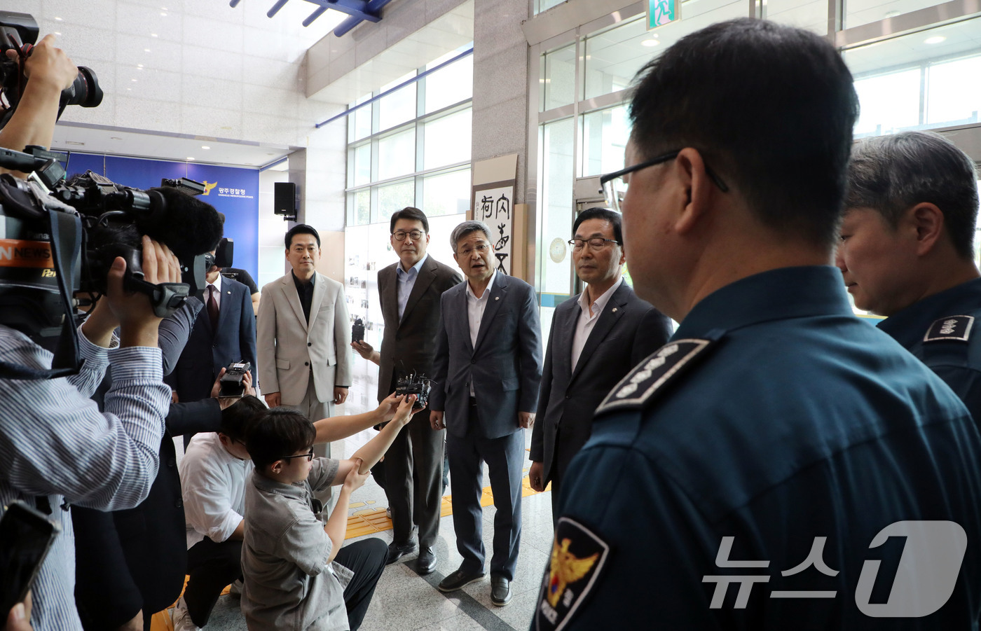(광주=뉴스1) 이수민 기자 = 장동혁 국민의힘 대표와 지도부가 9일 장윤기 살인사건과 관련해 광주경찰청장을 면담하기 위해 전남광주 광주경찰청을 찾았으나 출입이 가로막혔다. 장 대 …
