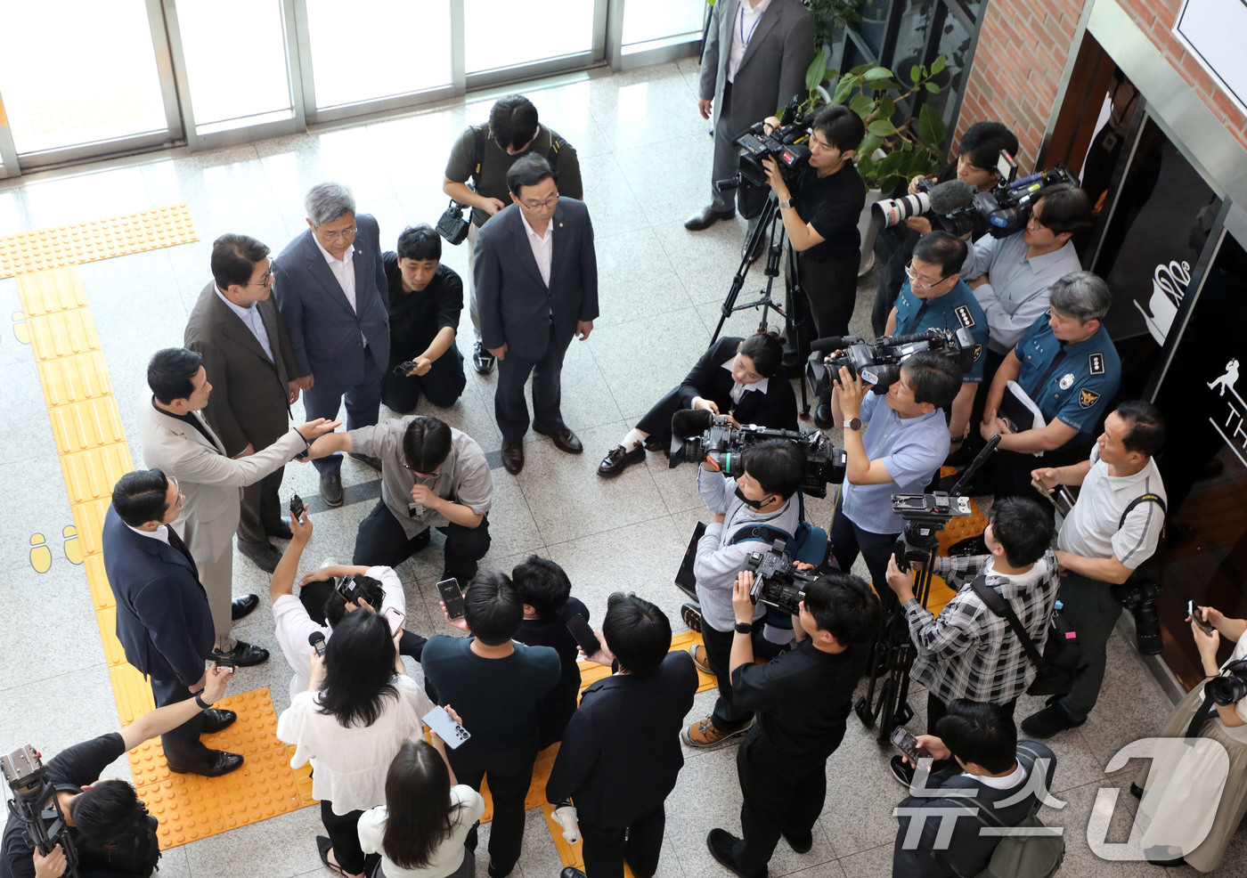 (광주=뉴스1) 이수민 기자 = 장동혁 국민의힘 대표와 지도부가 9일 장윤기 살인사건과 관련해 광주경찰청장을 면담하기 위해 전남광주 광주경찰청을 찾았으나 출입이 가로막혔다. 장 대 …