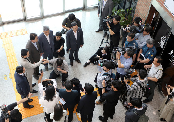 대립 중인 경찰과 국힘