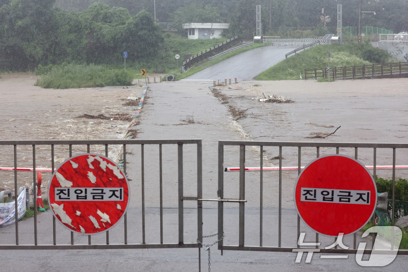 (오산=뉴스1) 김영운 기자 = 수도권에 많은 비가 내린 9일 경기 오산시 오산천 잠수교가 집중호우로 인해 통제되고 있다. 2026.7.9/뉴스1