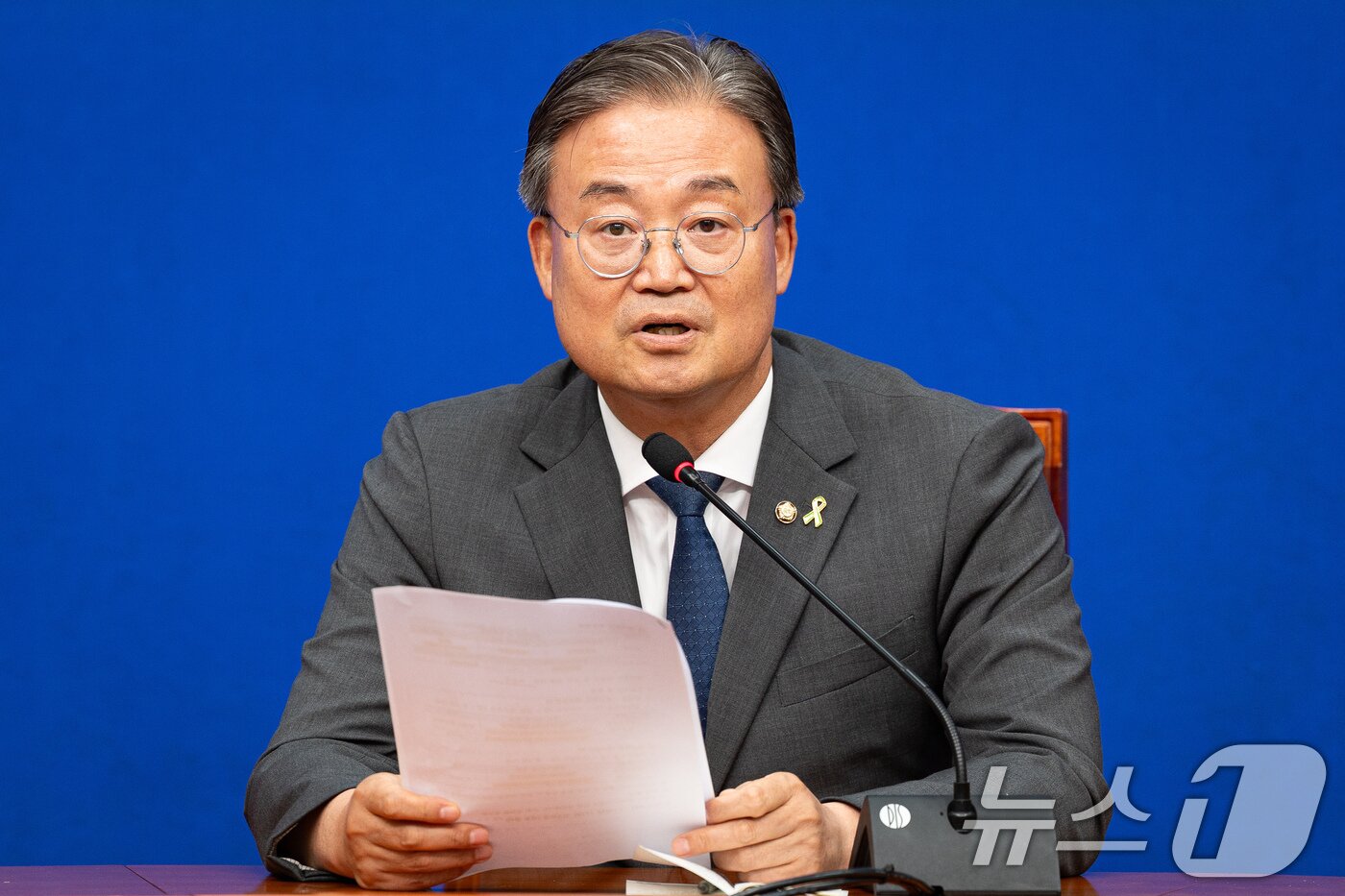 본문 이미지 - 이연희 더불어민주당 전당대회준비위원회 대변인이 9일 서울 여의도 국회에서 이날 열린 전당대회준비위원회 전체회의 결과를 브리핑하고 있다. 2026.7.9 ⓒ 뉴스1 유승관 기자