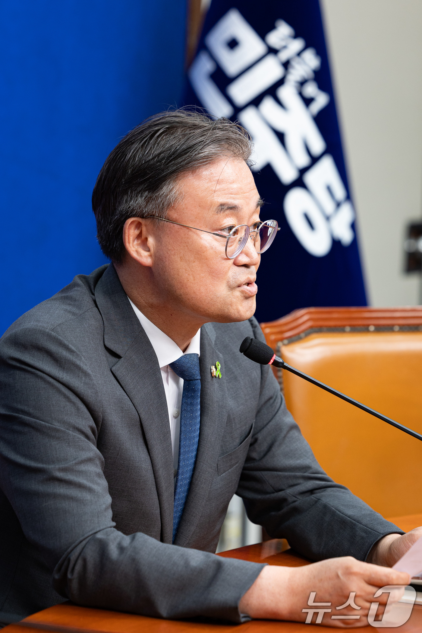 (서울=뉴스1) 유승관 기자 = 이연희 더불어민주당 전당대회준비위원회 대변인이 9일 서울 여의도 국회에서 이날 열린 전당대회준비위원회 전체회의 결과를 브리핑하고 있다. 2026.7 …