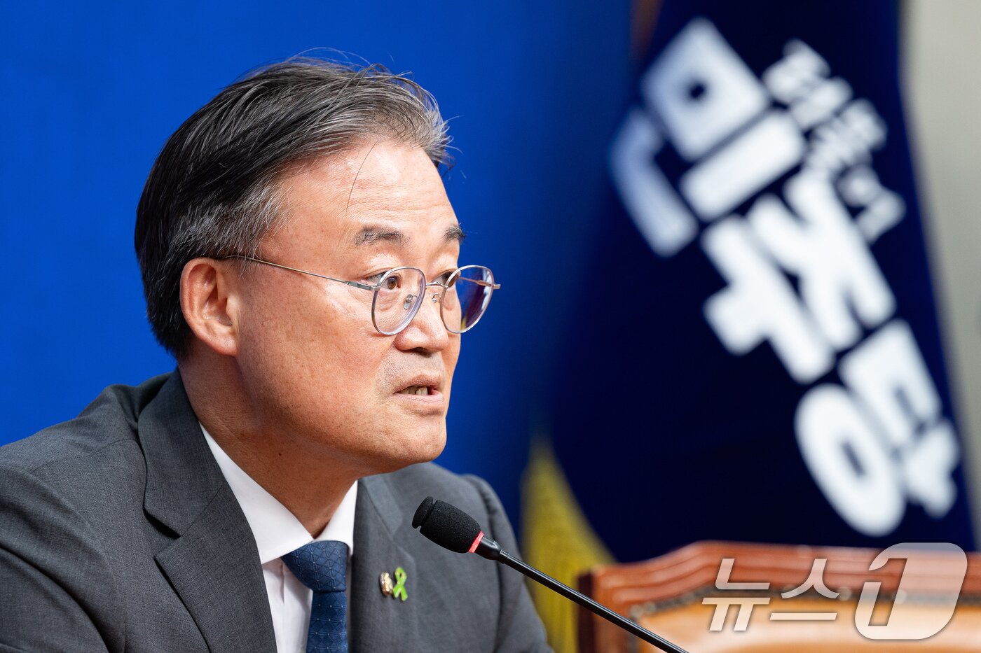 본문 이미지 - 이연희 더불어민주당 전당대회준비위원회 대변인이 9일 서울 여의도 국회에서 이날 열린 전당대회준비위원회 전체회의 결과를 브리핑하고 있다. 2026.7.9 ⓒ 뉴스1 유승관 기자