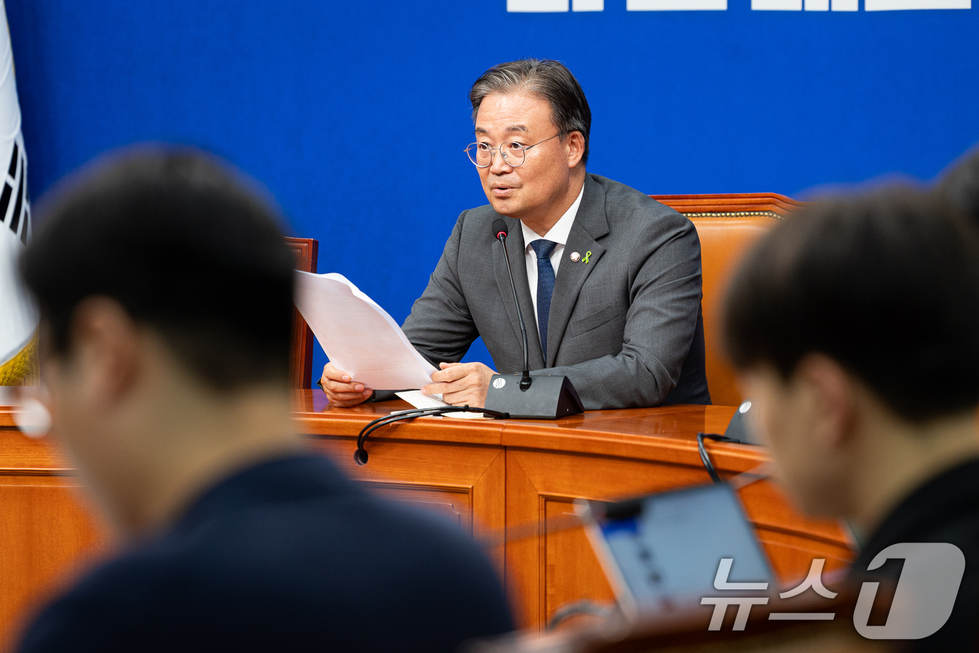 (서울=뉴스1) 유승관 기자 = 이연희 더불어민주당 전당대회준비위원회 대변인이 9일 서울 여의도 국회에서 이날 열린 전당대회준비위원회 전체회의 결과를 브리핑하고 있다. 2026.7 …