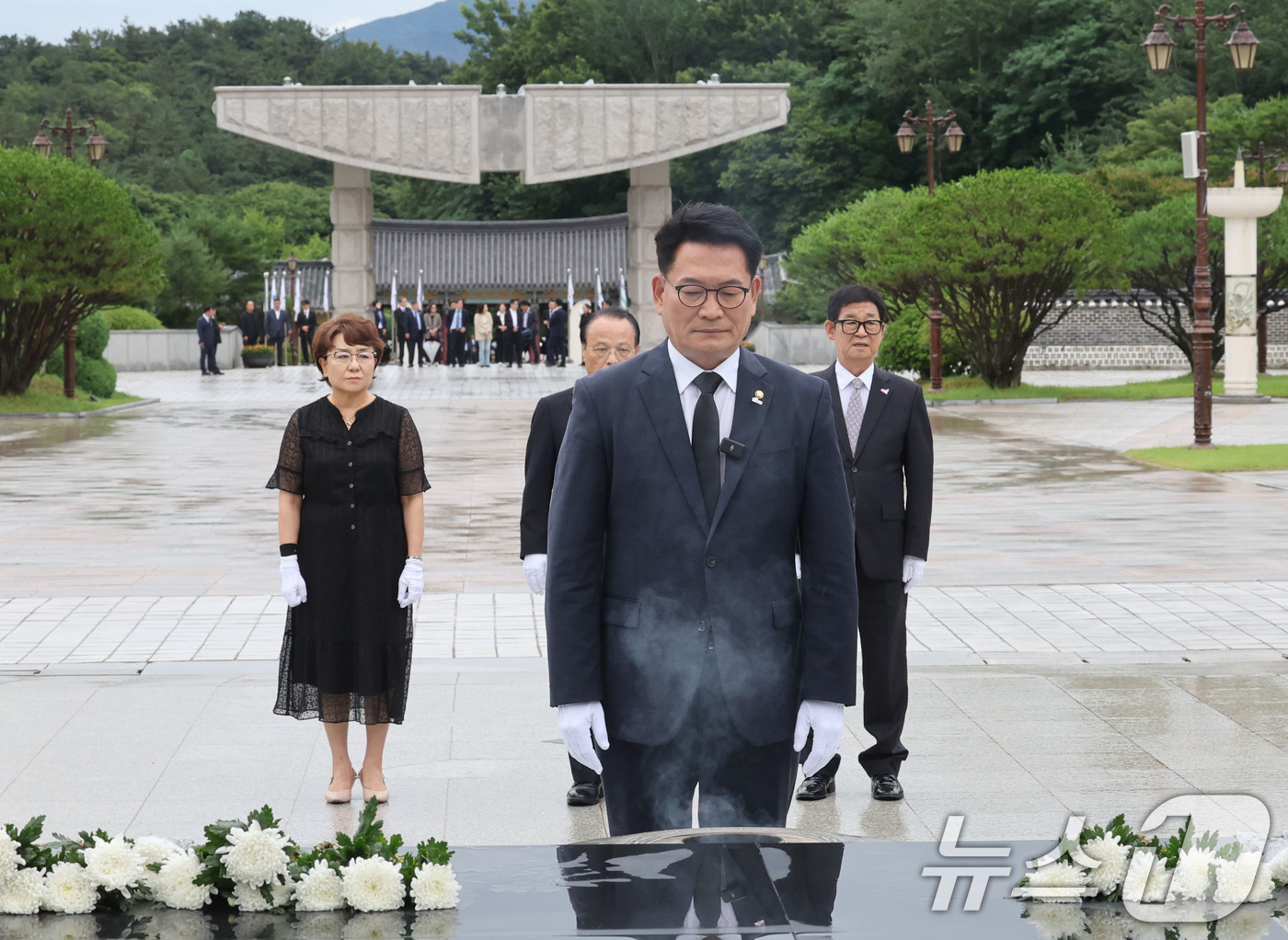 (전남광주=뉴스1) 박지현 기자 = 당대표 선거 출마를 선언한 송영길 의원이 9일 전남광주통합특별시 북구 운정동 국립 5·18민주묘지를 찾아 5월영령에 참배하고 있다. 2026.7 …