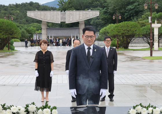 오월열사 앞 송영길 의원