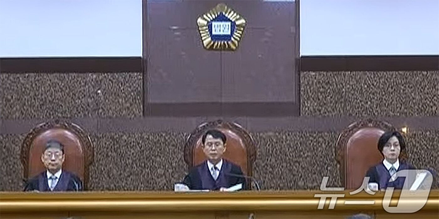 본문 이미지 - 대법원 3부 재판장인 이흥구 대법관이 12·3 비상계엄 583일 만인 9일 오후 서울 서초구 대법원에서 고위공직자범죄수사처(공수처) 체포방해 등 혐의를 받는 윤석열 전 대통령에 대한 선고문을 낭독하고 있다. 왼쪽부터 노경필, 이흥구, 이숙연 대법관. (대법원 제공. 재판매 및 DB 금지) 2026.7.9 ⓒ 뉴스1