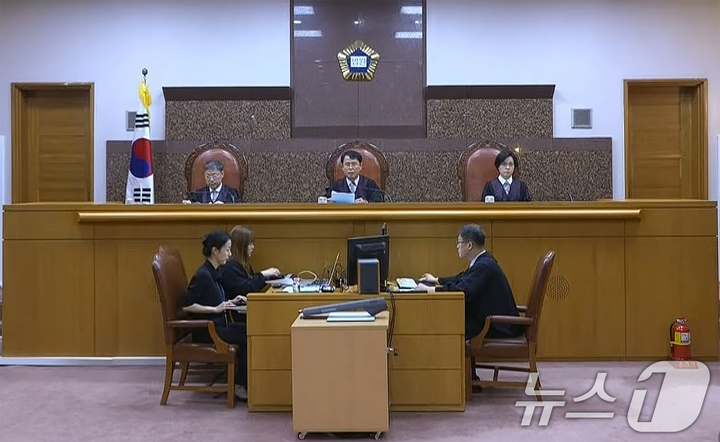 (서울=뉴스1) = 대법원 3부 재판장인 이흥구 대법관이 12·3 비상계엄 583일 만인 9일 오후 서울 서초구 대법원에서 고위공직자범죄수사처(공수처) 체포방해 등 혐의를 받는 윤 …
