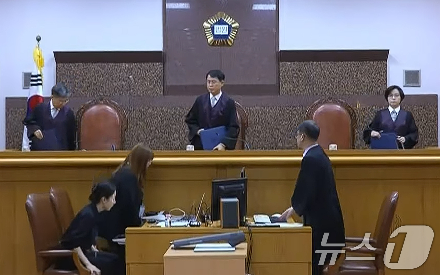 (서울=뉴스1) = 대법원 3부 재판장인 이흥구 대법관이 12·3 비상계엄 583일 만인 9일 오후 서울 서초구 대법원에서 고위공직자범죄수사처(공수처) 체포방해 등 혐의를 받는 윤 …