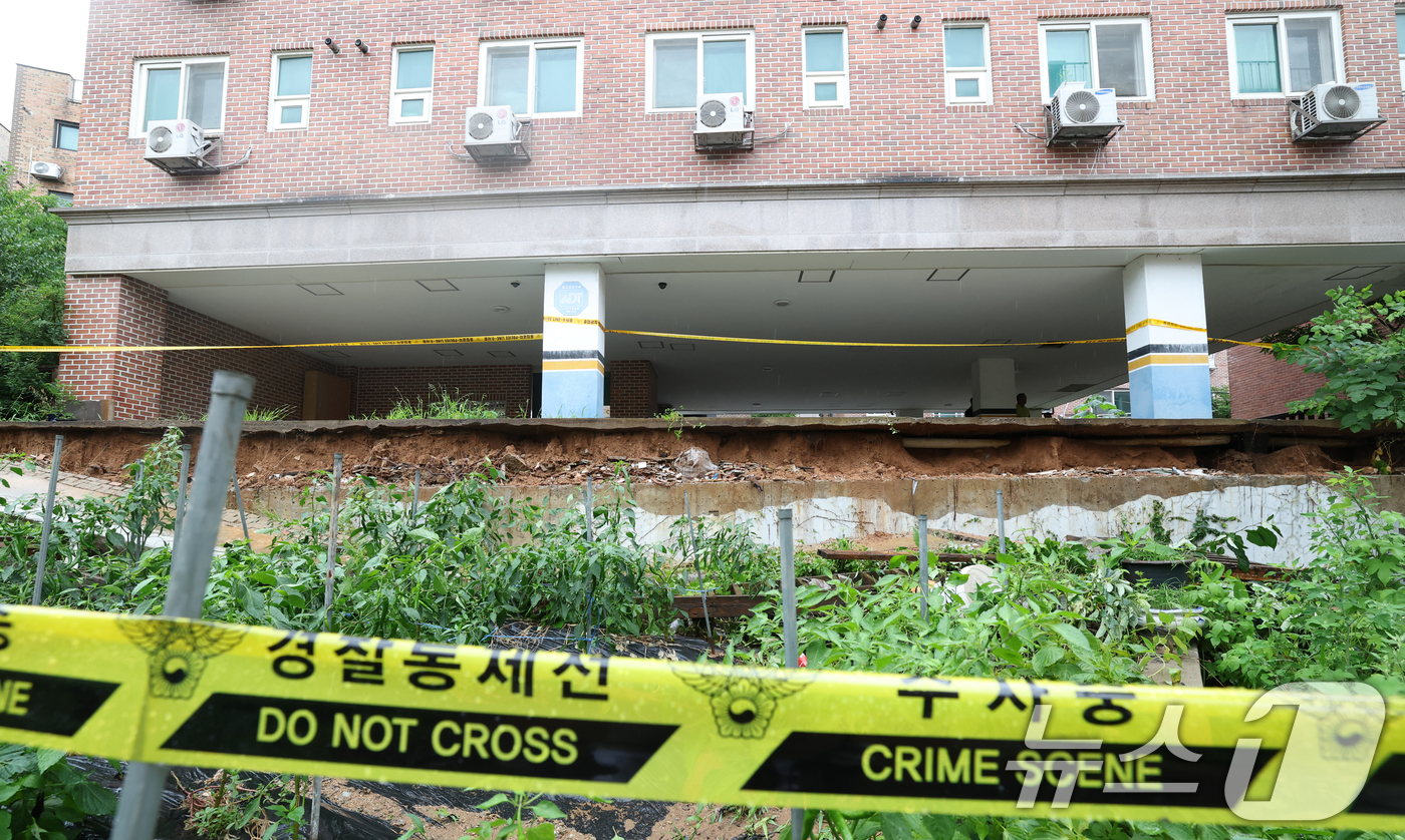 (평택=뉴스1) 김영운 기자 = 수도권에 많은 비가 내린 9일 경기 평택시 팽성읍의 한 빌라 석축이 붕괴돼 현장이 통제되고 있다.해당 빌라는 총 21세대가 거주하는 4층짜리 건물로 …