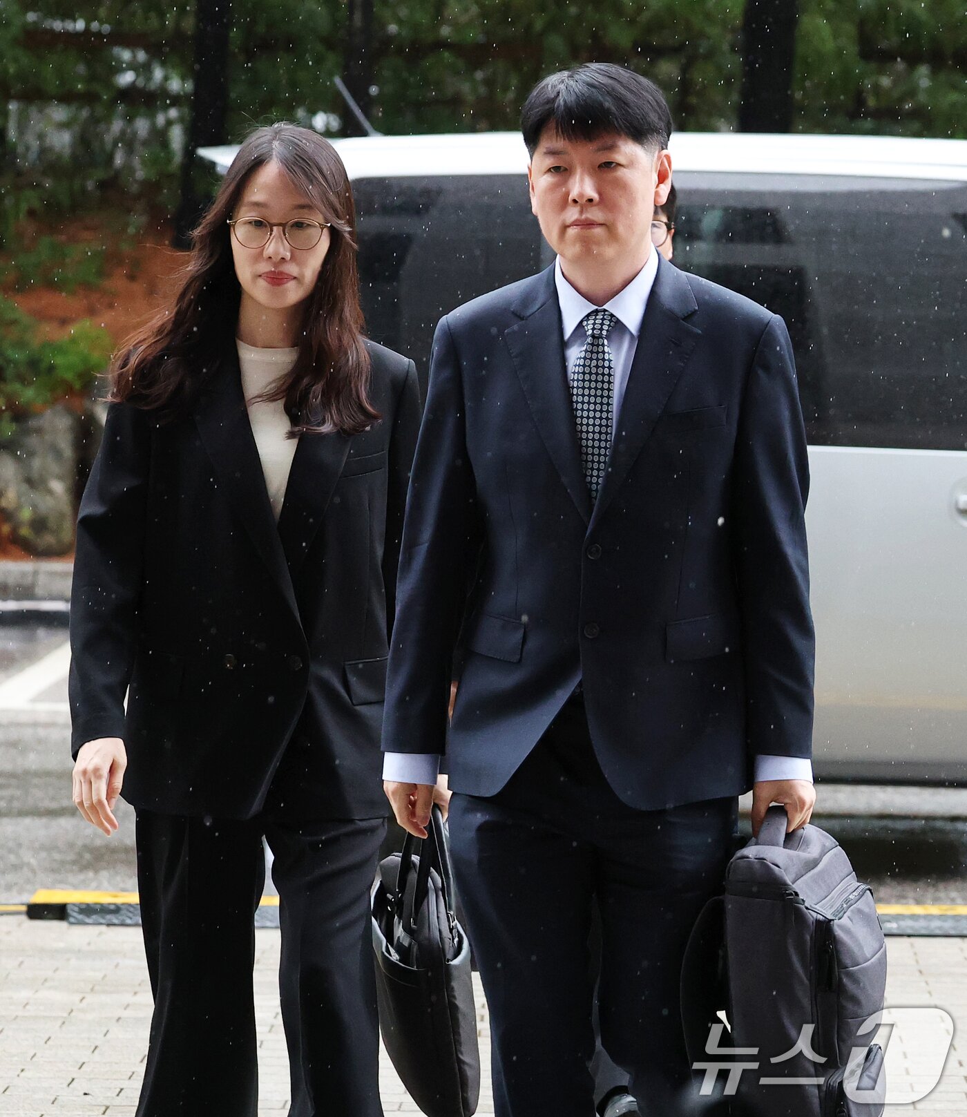 본문 이미지 - 내란 특검팀 수사팀장인 장준호 성남지청장(오른쪽)과 장지영 검사가 9일 오후 서울 서초구 대법원 대심판정에서 열린 윤석열 전 대통령의 고위공직자범죄수사처(공수처) 체포방해 등 혐의 사건 상고심 선고기일 재판을 위해 법정으로 향하고 있다. 2026.7.9 ⓒ 뉴스1 오대일 기자