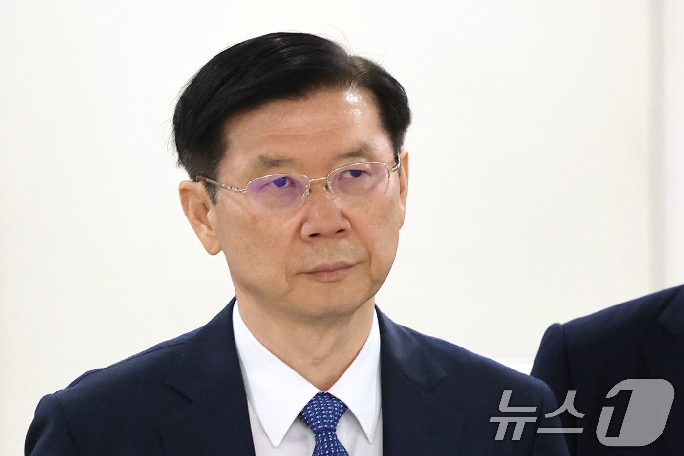 본문 이미지 - 고위공직자범죄수사처의 윤석열 전 대통령 체포영장 집행을 방해한 혐의로 기소된 박종준 전 대통령 경호처장이 지난 9일 오후 서울 서초구 서울중앙지방법원에서 열린 특수공무집행방해 등 혐의 선고기일에 출석하고 있다. 2026.7.9 ⓒ 뉴스1 이광호 기자