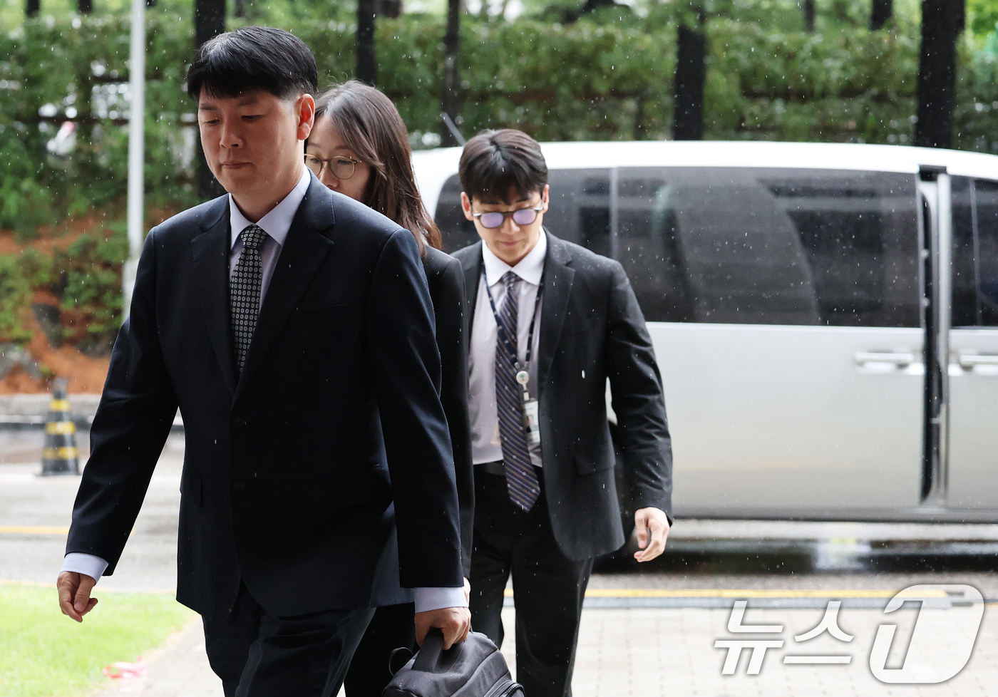 (서울=뉴스1) 오대일 기자 = 내란 특검팀 수사팀장인 장준호 성남지청장(왼쪽부터)과 장지영, 유승재 검사가 9일 오후 서울 서초구 대법원 대심판정에서 열린 윤석열 전 대통령의 고 …