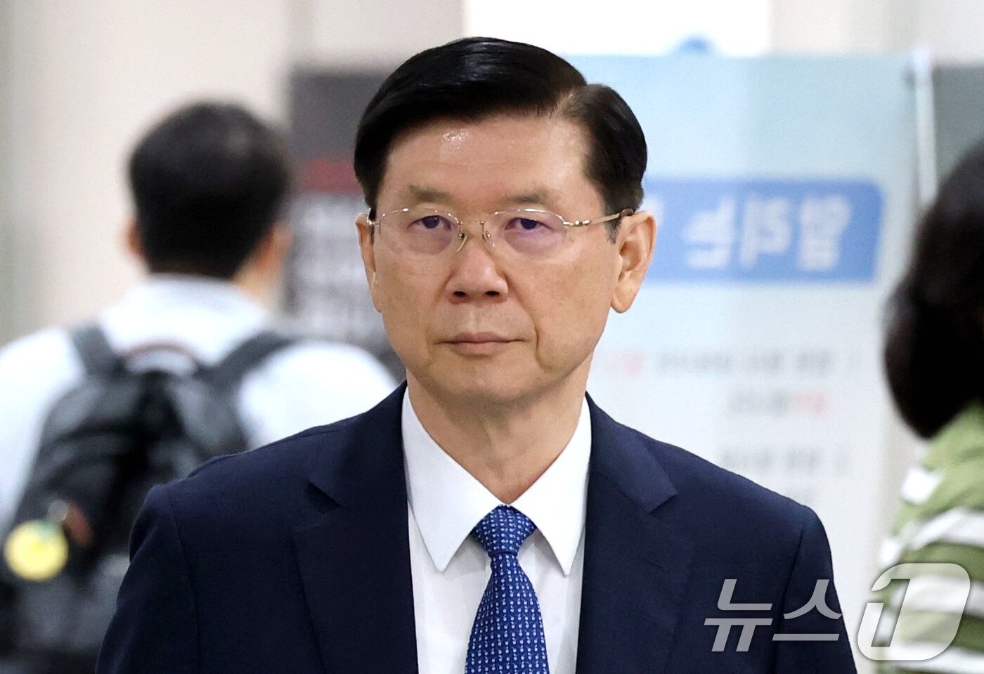 본문 이미지 - 고위공직자범죄수사처의 윤석열 전 대통령 체포영장 집행을 방해한 혐의로 기소된 박종준 전 대통령경호처장이 9일 오후 서울 서초구 서울중앙지방법원에서 열린 특수공무집행방해 등 혐의 선고기일에 출석하고 있다. 2026.7.9 ⓒ 뉴스1 이광호 기자