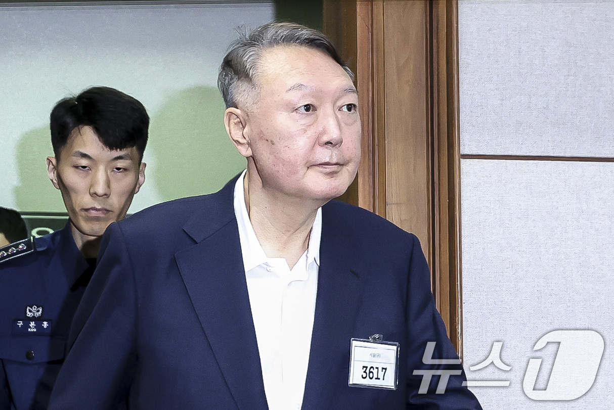 (서울=뉴스1) = 공수처 체포 방해 등 혐의를 받는 윤석열 대통령이 9일 대법원 징역 7년 실형 판결을 받았다.사진은 윤 전 대통령이 지난해 9월 26일 서울 서초구 서울중앙지법 …