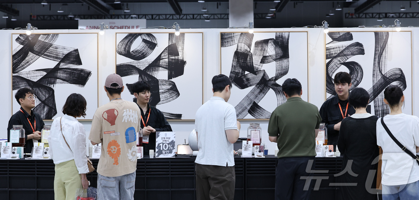 (서울=뉴스1) 김성진 기자 = 9일 서울 강서구 코엑스 마곡에서 열린 2026 서울카페위크에서 관람객들이 커피를 시음하고 있다. 2026.7.9/뉴스1