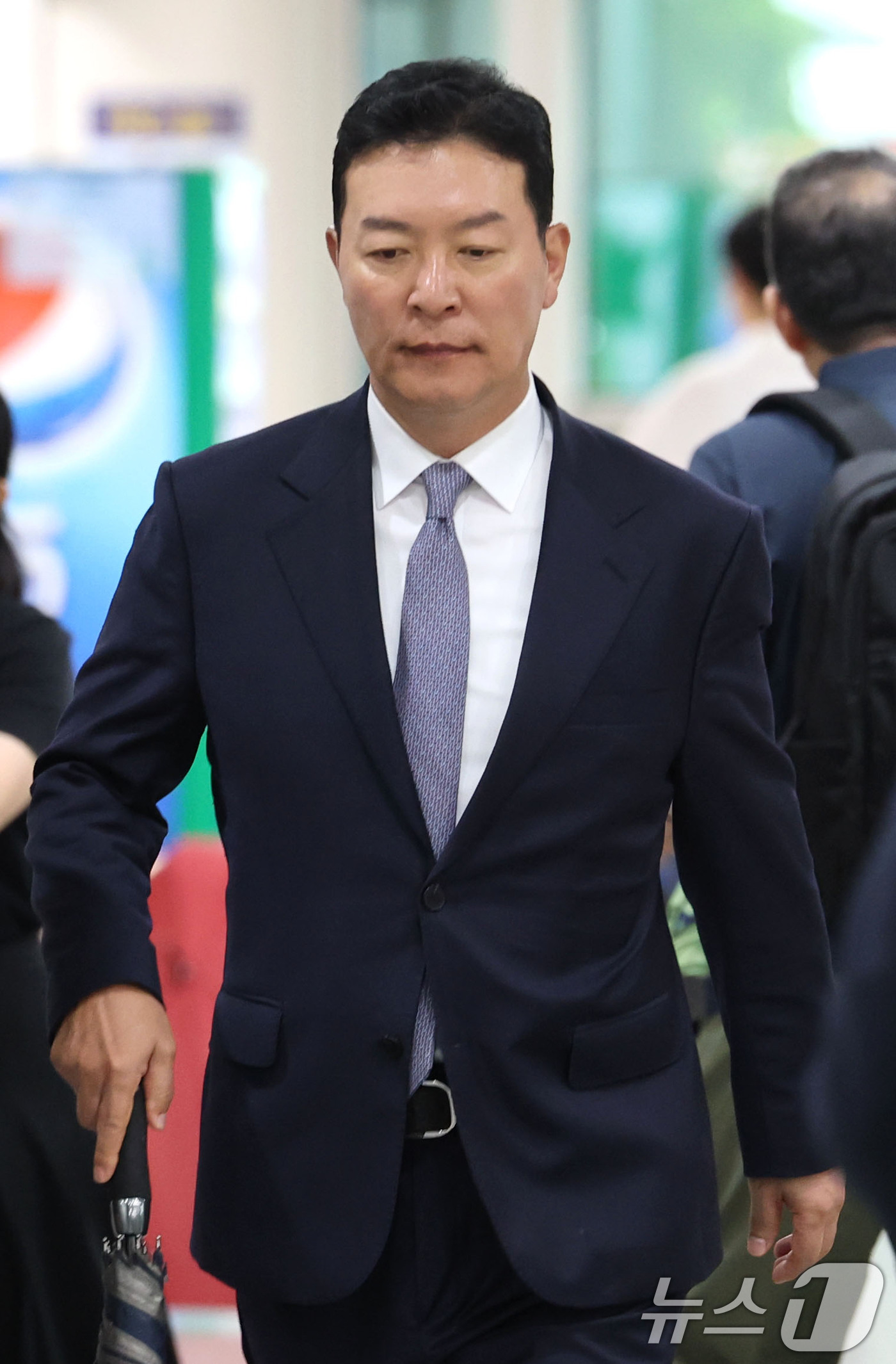 (서울=뉴스1) 이광호 기자 = 고위공직자범죄수사처의 윤석열 전 대통령 체포영장 집행을 방해한 혐의로 기소된 김성훈 전 경호처 차장이 9일 오후 서울 서초구 서울중앙지방법원에서 열 …
