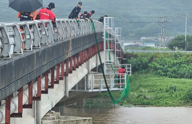 남원천 실종자 수색하는 소방대원들