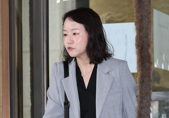 법정 나서는 유정화 변호사