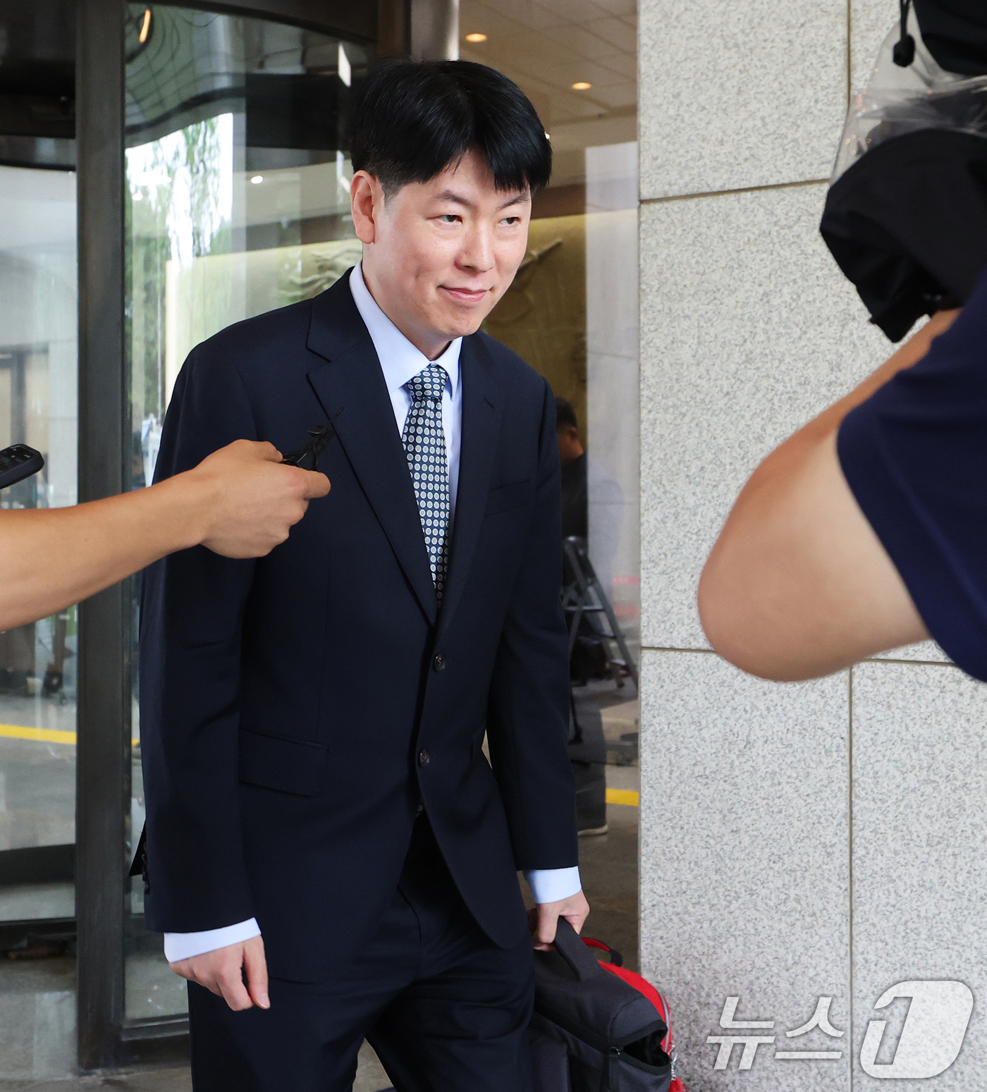 (서울=뉴스1) 오대일 기자 = 내란 특검팀 수사팀장인 장준호 성남지청장이 9일 오후 서울 서초구 대법원 대심판정에서 열린 윤석열 전 대통령의 고위공직자범죄수사처(공수처) 체포방해 …