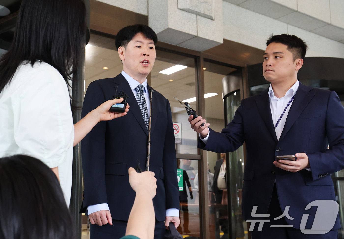 (서울=뉴스1) 오대일 기자 = 내란 특검팀 수사팀장인 장준호 성남지청장이 9일 오후 서울 서초구 대법원 대심판정에서 열린 윤석열 전 대통령의 고위공직자범죄수사처(공수처) 체포방해 …