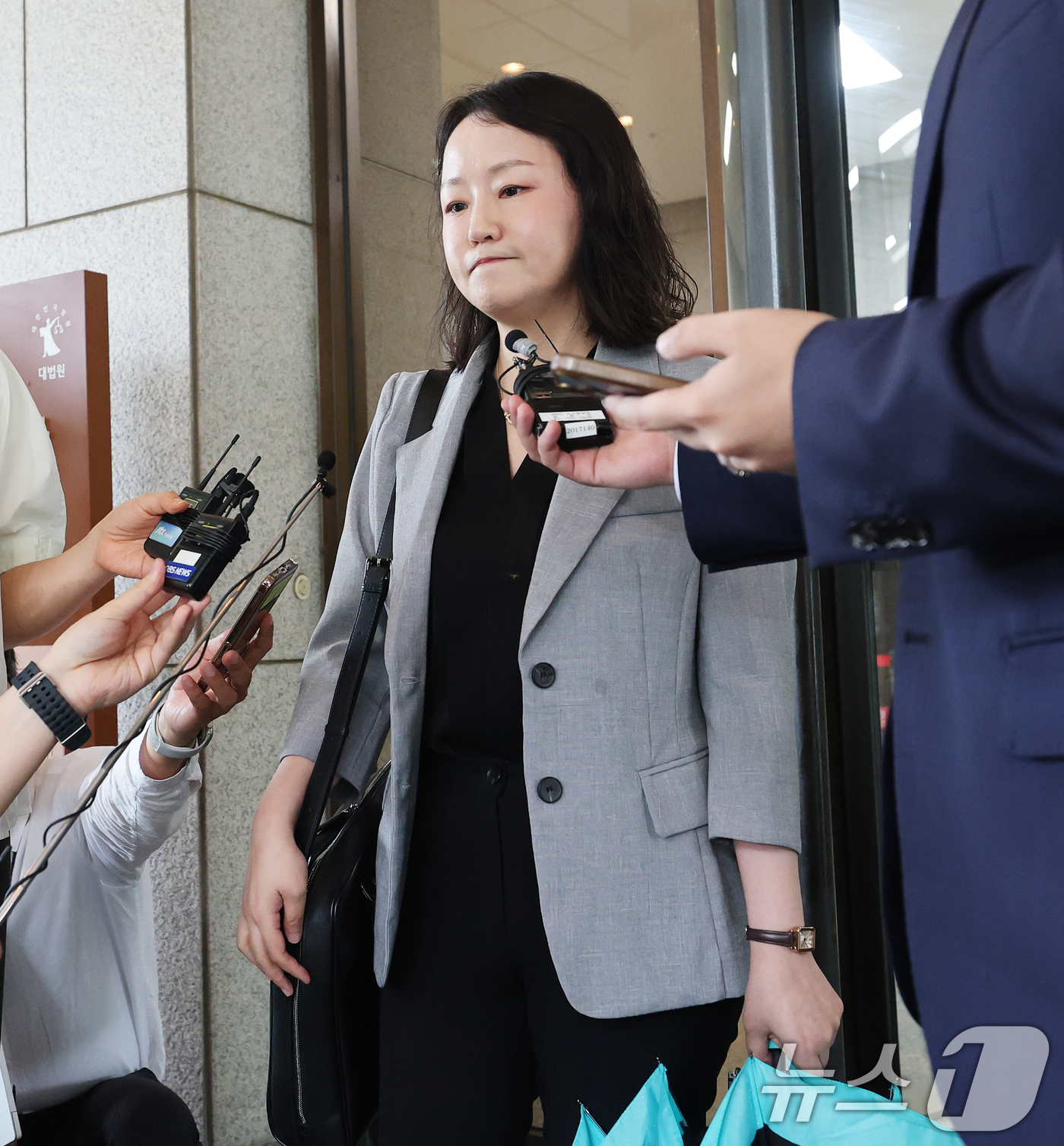 (서울=뉴스1) 오대일 기자 = 윤석열 전 대통령 측 법률대리인단 유정화 변호사가 9일 오후 서울 서초구 대법원 대심판정에서 열린 윤석열 전 대통령의 고위공직자범죄수사처(공수처) …
