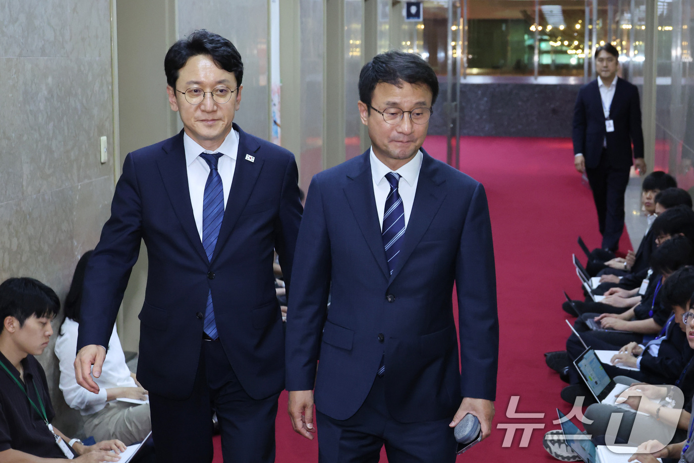 (서울=뉴스1) 신웅수 기자 = 한병도 더불어민주당 당대표 직무대행 겸 원내대표와 천준호 원내운영수석부대표가 9일 서울 여의도 국회에서 열린 국회의 주재 여야 원내대표 회동에 참석 …