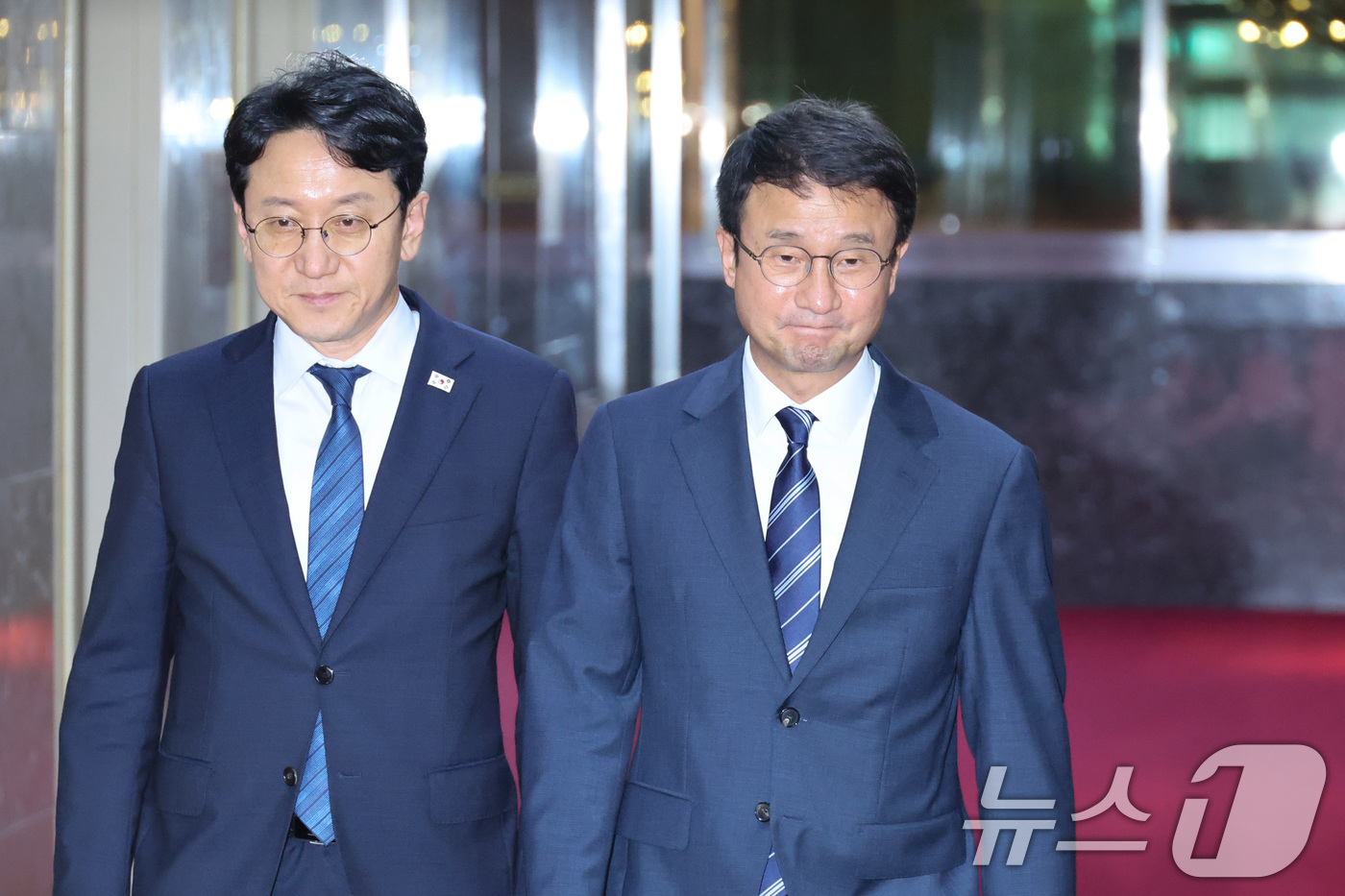 (서울=뉴스1) 신웅수 기자 = 한병도 더불어민주당 당대표 직무대행 겸 원내대표와 천준호 원내운영수석부대표가 9일 서울 여의도 국회에서 열린 국회의 주재 여야 원내대표 회동에 참석 …