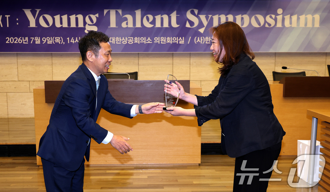 (서울=뉴스1) 박지혜 기자 = 이병일 한국조사협회 회장(왼쪽)이 9일 서울 중구 대한상공회의소에서 '리서치의 날'을 맞아 열린 '비 더 넥스트 : 영 탤런트 심포지엄'에서 뉴스1 …