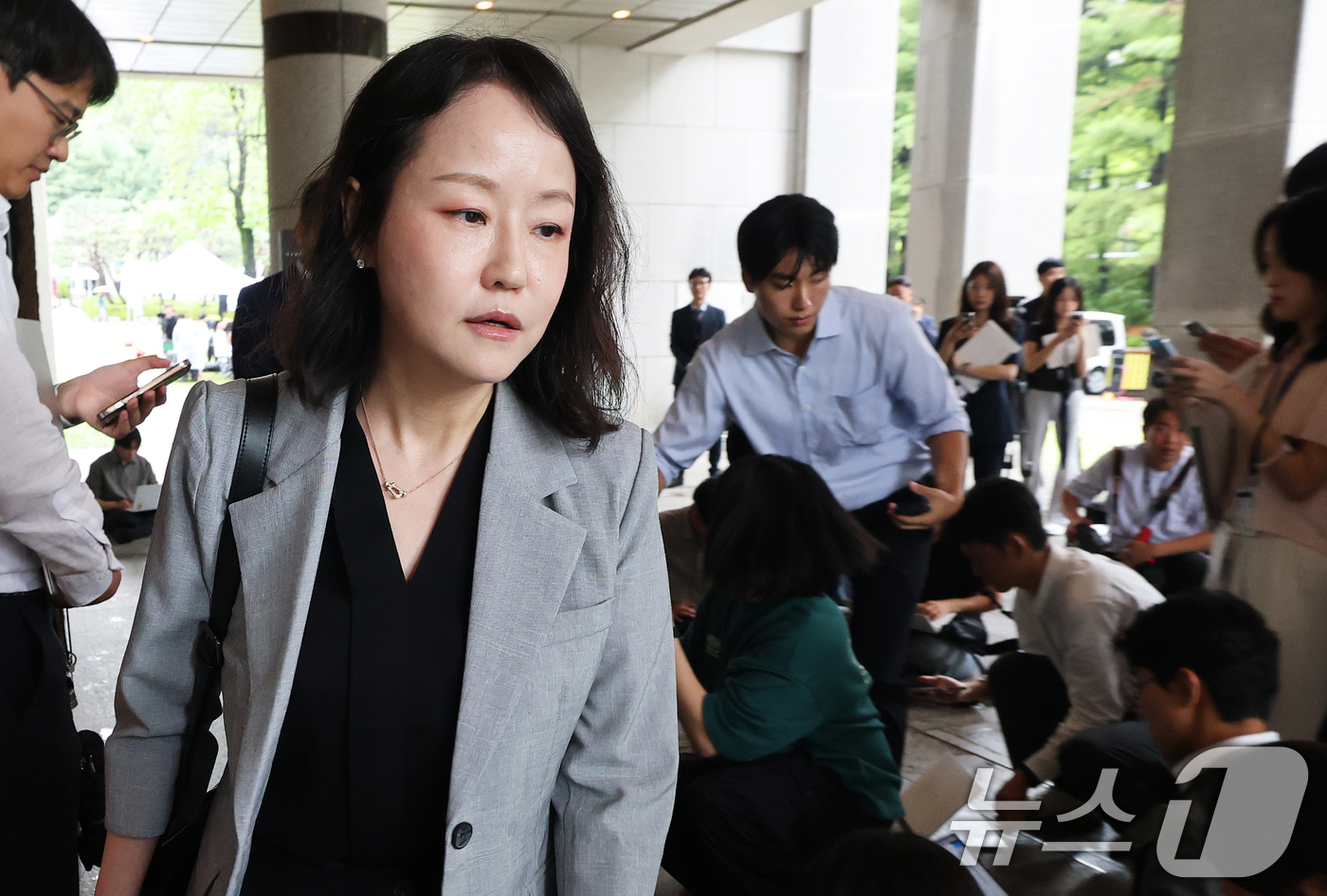(서울=뉴스1) 오대일 기자 = 윤석열 전 대통령 측 법률대리인단 유정화 변호사가 9일 오후 서울 서초구 대법원 대심판정에서 열린 윤석열 전 대통령의 고위공직자범죄수사처(공수처) …