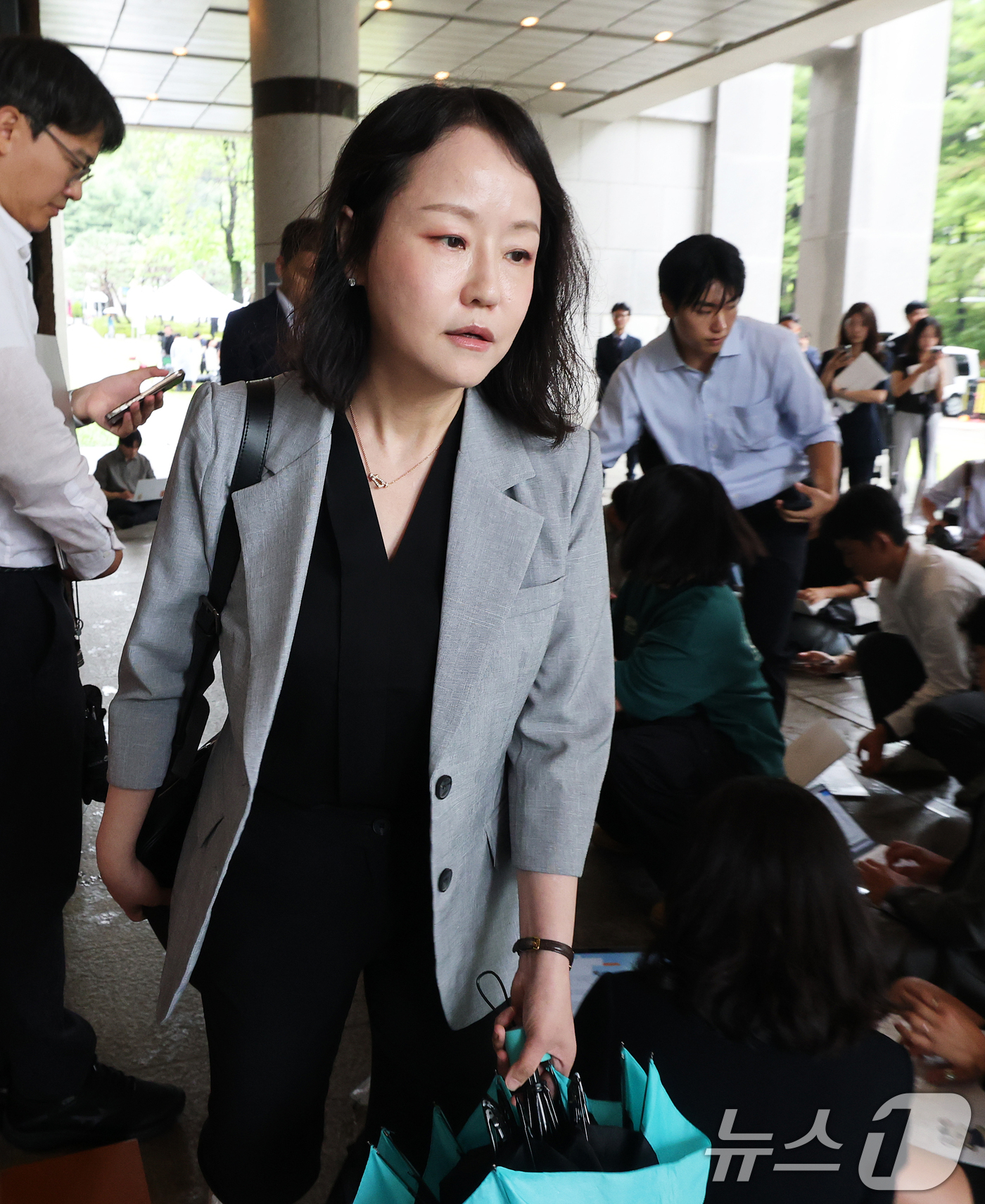 (서울=뉴스1) 오대일 기자 = 윤석열 전 대통령 측 법률대리인단 유정화 변호사가 9일 오후 서울 서초구 대법원 대심판정에서 열린 윤석열 전 대통령의 고위공직자범죄수사처(공수처) …