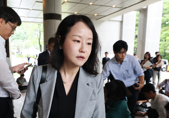 굳은 얼굴의 尹측 유정화 변호사