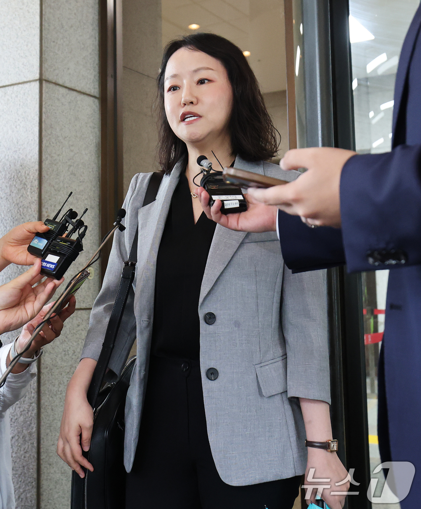 (서울=뉴스1) 오대일 기자 = 윤석열 전 대통령 측 법률대리인단 유정화 변호사가 9일 오후 서울 서초구 대법원 대심판정에서 열린 윤석열 전 대통령의 고위공직자범죄수사처(공수처) …