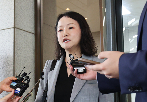 취재진 질문에 답하는 유정화 변호사