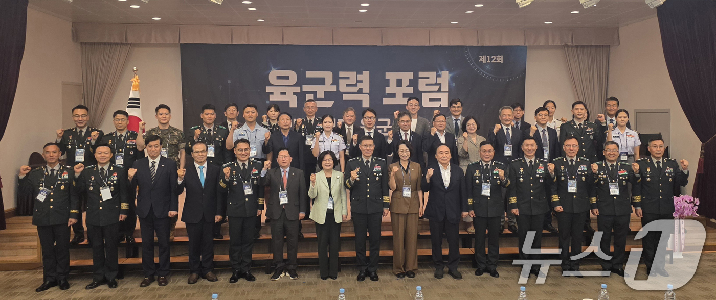 (서울=뉴스1) = 김규하 육군참모총장과 이향숙 이화여자대학교 총장, 유용원·백선희 국회의원 등 주요 참석자들이 9일 서울 용산구 국방컨벤션에서 열린 ‘제12회 육군력 포럼’에서 …