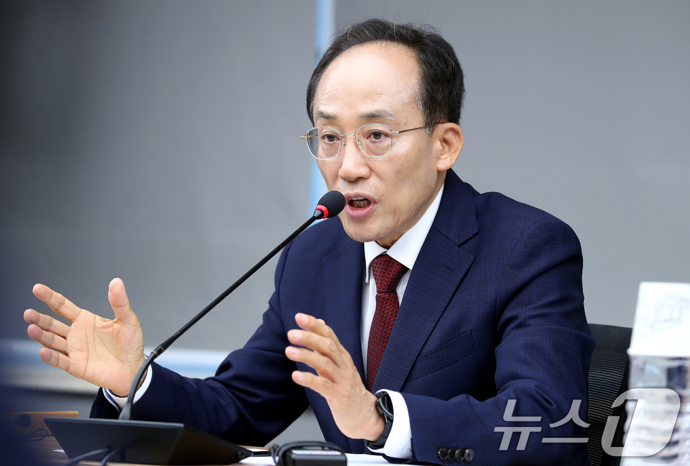 (대구=뉴스1) 공정식 기자 = 추경호 대구시장이 9일 오후 대구시 산격청사에서 열린 첫 비상경제대책회의에서 모두 발언을 하고 있다. 2026.7.9/뉴스1