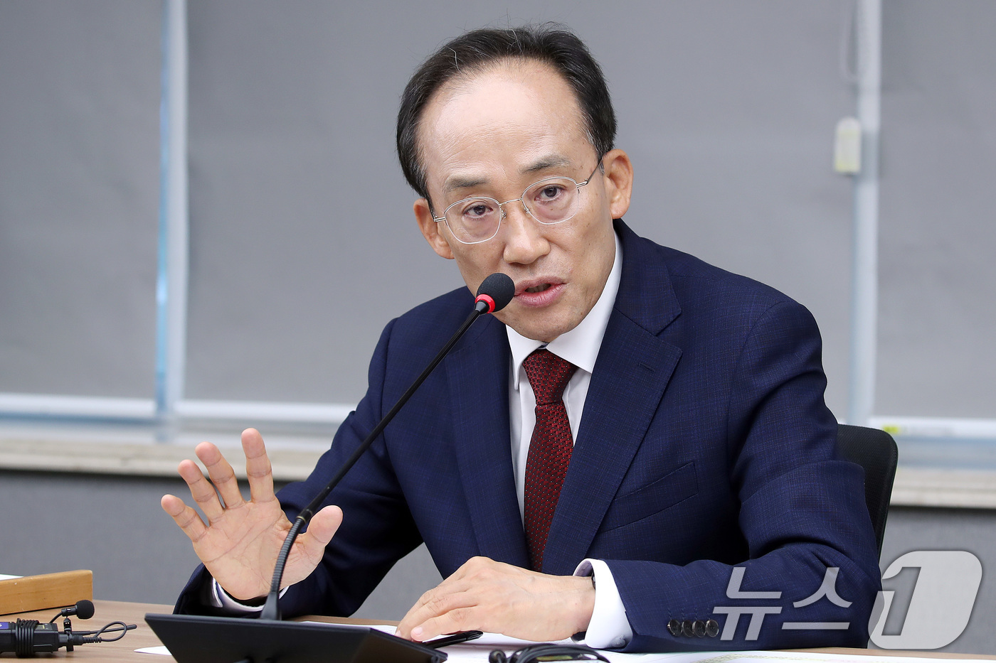 (대구=뉴스1) 공정식 기자 = 추경호 대구시장이 9일 오후 대구시 산격청사에서 열린 첫 비상경제대책회의에서 모두 발언을 하고 있다. 2026.7.9/뉴스1
