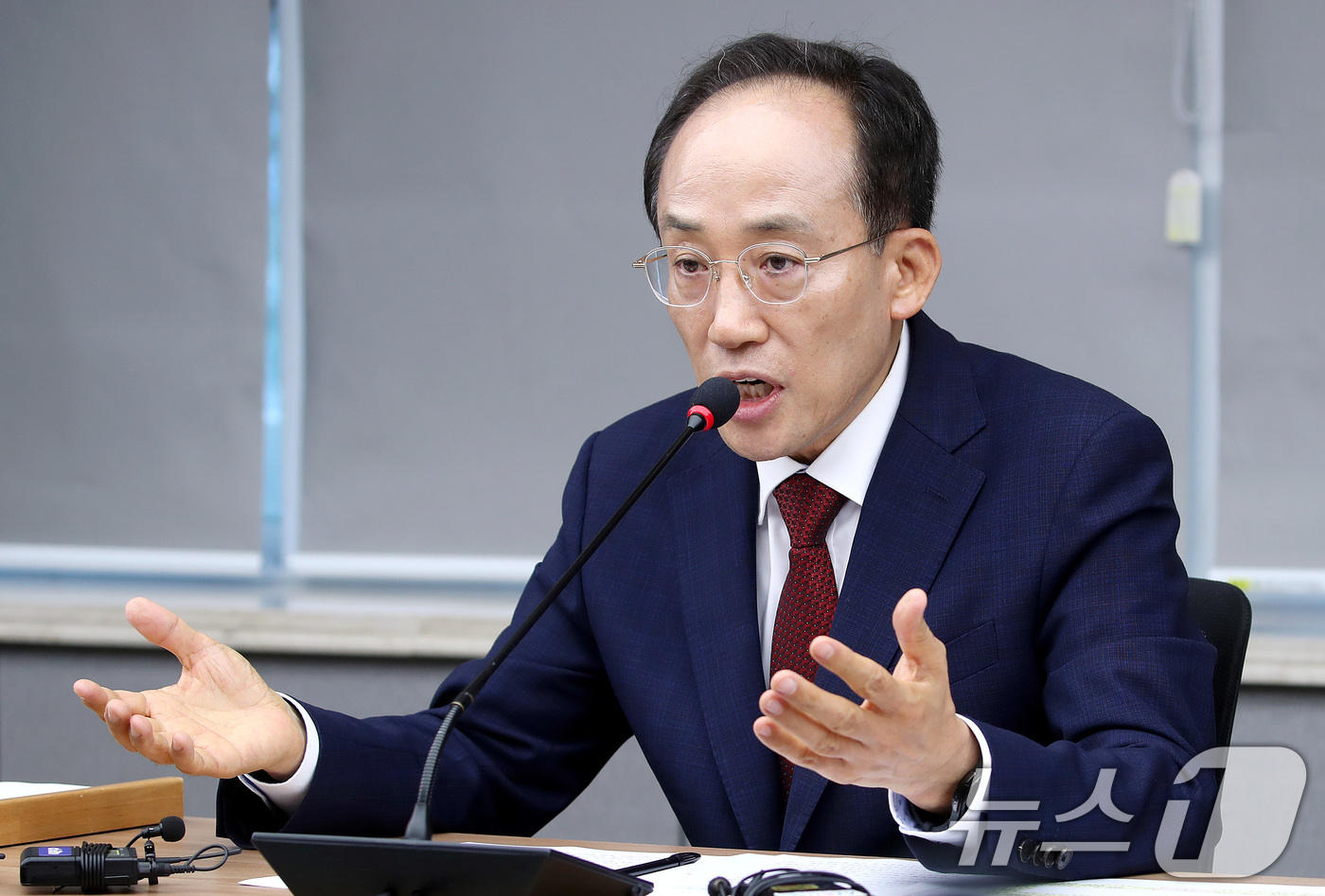(대구=뉴스1) 공정식 기자 = 추경호 대구시장이 9일 오후 대구시 산격청사에서 열린 첫 비상경제대책회의에서 모두 발언을 하고 있다. 2026.7.9/뉴스1