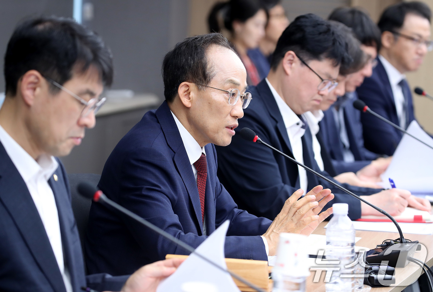 (대구=뉴스1) 공정식 기자 = 추경호 대구시장이 9일 오후 대구시 산격청사에서 열린 첫 비상경제대책회의에서 모두 발언을 하고 있다. 2026.7.9/뉴스1