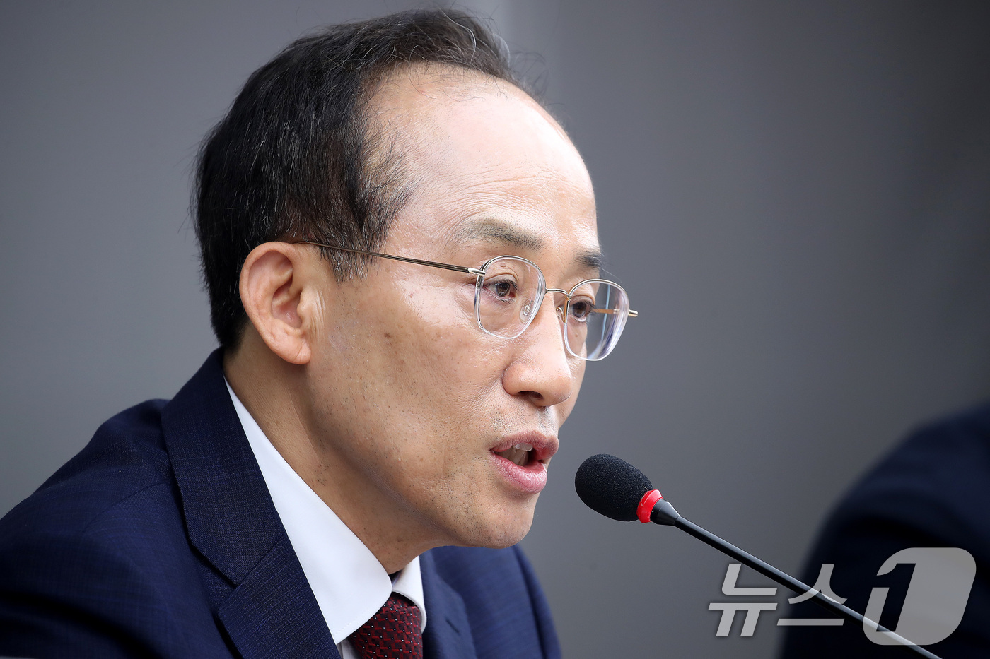 (대구=뉴스1) 공정식 기자 = 추경호 대구시장이 9일 오후 대구시 산격청사에서 열린 첫 비상경제대책회의에서 모두 발언을 하고 있다. 2026.7.9/뉴스1