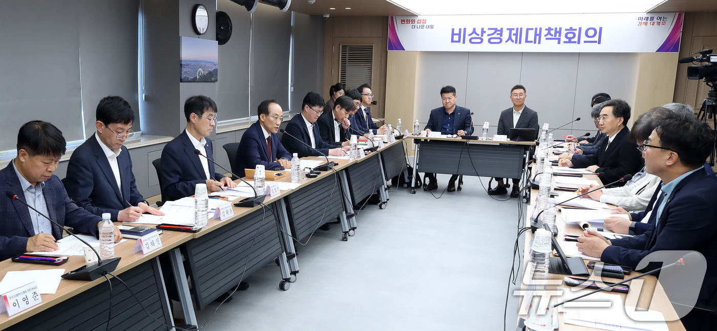 (대구=뉴스1) 공정식 기자 = 추경호 대구시장이 9일 오후 대구시 산격청사에서 열린 첫 비상경제대책회의에서 모두 발언을 하고 있다. 2026.7.9/뉴스1