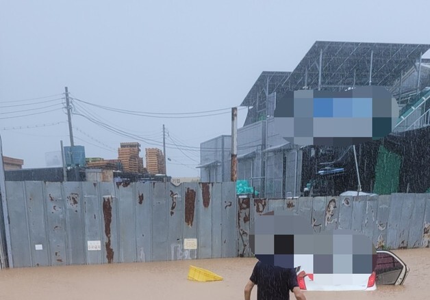 "사람 떠 있다" 신고에 벽 무너지고 도로 잠기고…경기 곳곳 물난리(종합)