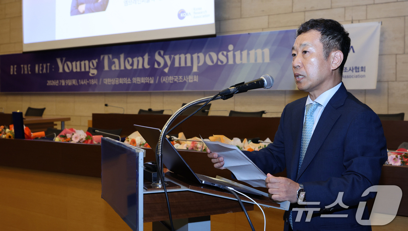 (서울=뉴스1) 박지혜 기자 = 이병일 한국조사협회 회장이 9일 서울 중구 대한상공회의소에서 '리서치의 날'을 맞아 열린 '비 더 넥스트 : 영 탤런트 심포지엄'에서 개회사를 하고 …