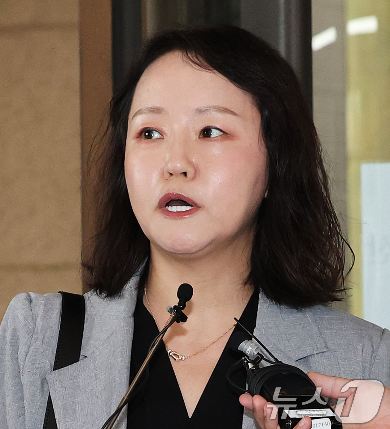 (서울=뉴스1) 오대일 기자 = 윤석열 전 대통령 측 법률대리인단 유정화 변호사가 9일 오후 서울 서초구 대법원 대심판정에서 열린 윤석열 전 대통령의 고위공직자범죄수사처(공수처) …