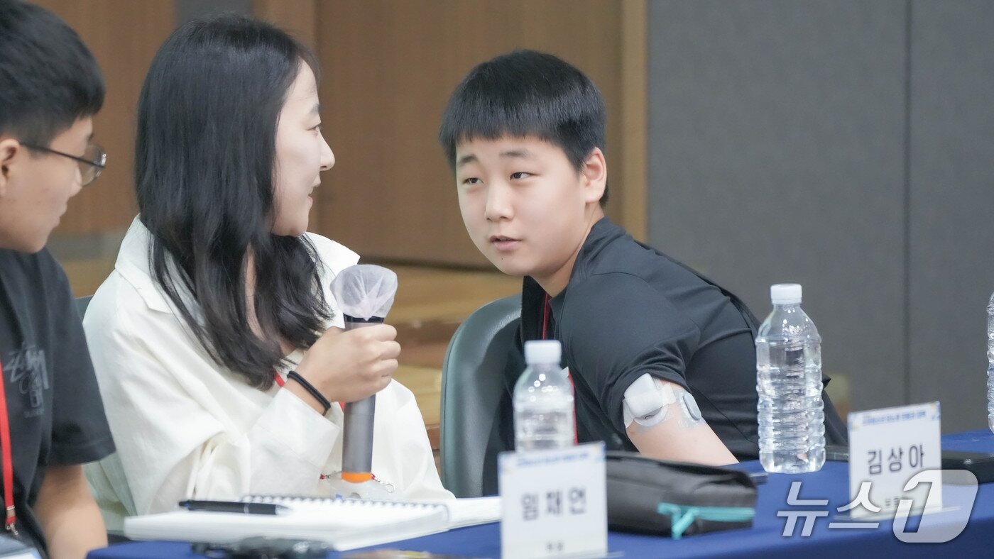 본문 이미지 - 자신이 착용 중인 연속혈당측정기와 인슐린 펌프를 보여주고 있는 조현우 군.(질병관리청 제공)